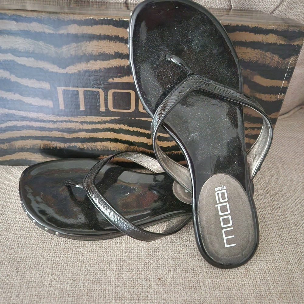 Moda Women's Shiny Black Sandals